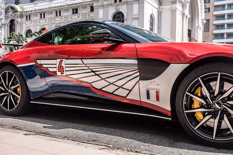 Không quá khó để giới mê xe nhận ra chiếc xe Aston Martin V8 Vantage của Minh Nhựa do có màu sơn đỏ đặc trưng cùng cách phối màu đề-can đậm chất chơi xe của chủ nhân Pagani Huayra.