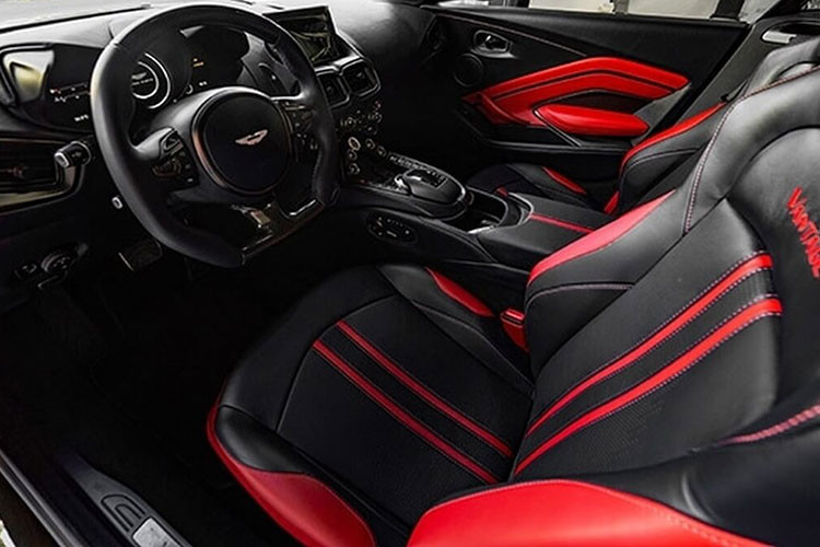 Giá xe Aston Martin V8 Vantage tại Việt Nam gần 15 tỷ đồng và ngoài xe chiếc xe của Minh Nhựa còn có 1 chiếc Aston Martin V8 Vantage khác xuất hiện tại dải đất hình chữ S đang nằm trong garage xe của Hoàng Kim Khánh nhưng hiện đã được mang ra Đà Nẵng để đại gia này có xe di chuyển.