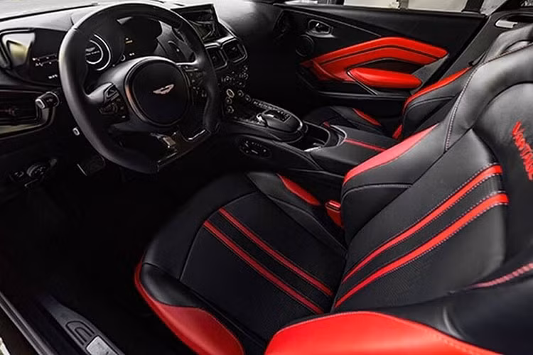 Giá xe Aston Martin V8 Vantage tại Việt Nam gần 15 tỷ đồng và ngoài xe chiếc xe của Minh Nhựa còn có 1 chiếc Aston Martin V8 Vantage khác xuất hiện tại dải đất hình chữ S đang nằm trong garage xe của Hoàng Kim Khánh nhưng hiện đã được mang ra Đà Nẵng để đại gia này có xe di chuyển.