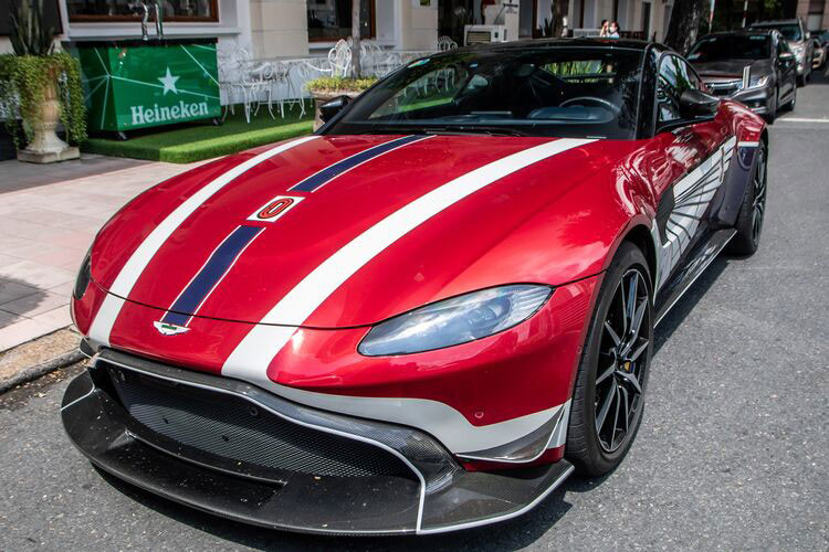 Động cơ trên Aston Martin V8 Vantage của Minh Nhựa sẽ kết hợp với hộp số tự động ZF 8 cấp và hệ dẫn động cầu sau, nhờ đó, Aston Martin V8 Vantage chỉ mất khoảng thời gian 3,6 giây là có khả năng tăng tốc từ vị trí xuất phát lên 100 km/h trước khi đạt vận tốc tối đa 314 km/h.