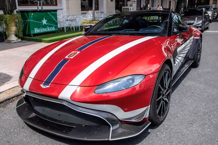 Động cơ trên Aston Martin V8 Vantage của Minh Nhựa sẽ kết hợp với hộp số tự động ZF 8 cấp và hệ dẫn động cầu sau, nhờ đó, Aston Martin V8 Vantage chỉ mất khoảng thời gian 3,6 giây là có khả năng tăng tốc từ vị trí xuất phát lên 100 km/h trước khi đạt vận tốc tối đa 314 km/h.