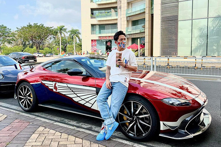 Mỗi dịp cuối tuần là trên đường phố Sài thành xuất hiện dày đặc các siêu xe di chuyển, trong đó, trên 1 con đường quen thuộc với giới mê xe ở quận 7, TP HCM có sự xuất hiện của chiếc xe thể thao hạng sang Aston Martin V8 Vantage hàng hiếm, chỉ đúng 2 xe có mặt tại dải đất hình chữ S này.