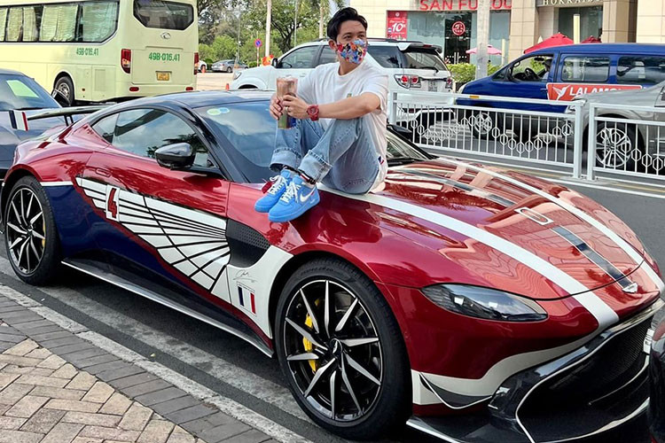 Việc rao bán các siêu xe nhưng chủ nhân vẫn cầm lái là chuyện hết sức bình thường và có khi rao bán chán không có ai mua hoặc chủ nhân muốn giữ lại xe trải nghiệm nên có thể vẫn để xe lại garage dùng. Hiện chưa rõ là Minh Nhựa rao bán Aston Martin V8 Vantage để đón Mercedes-AMG GT R Pro hay vẫn giữ chiếc xe thể thao hạng sang Anh quốc để làm bộ sưu tập.