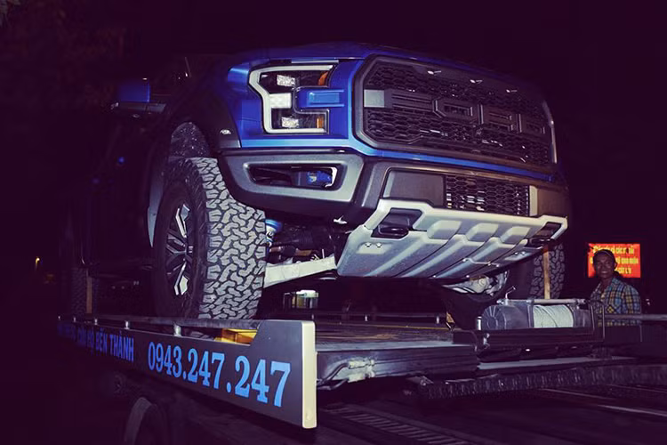 F-150 Raptor được sản xuất tại nhà máy của Ford ở Dearborn, Michigan. Tại Mỹ, Ford F150 Raptor SuperCrew 2017 được bán với giá cơ bản từ 53.140 USD, nhưng nếu trang bị đầy đủ “đồ chơi” như chiếc vừa về Việt Nam thì giá bán sau cùng của xe có thể lên đến hơn 70.000 USD. Mức giá để chiếc "siêu bán tải" này lăn bánh trên đường phố Việt Nam sẽ không dưới 4 tỷ đổng. Một con số không dành cho số đông.