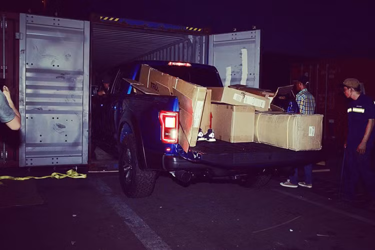 Ford F-150 Raptor được trang bị hệ thống treo thể thao của Fox, 2 ống xả ở đuôi, bộ la-zăng hợp kim 17 inch sơn đen và lốp BFGoodrich All-Terrain KO2. Cung cấp sức mạnh cho F-150 Raptor 2017 là khối động cơ EcoBoost V6, dung tích 3.5 lít tăng áp, sản sinh công suất tối đa 450 mã lực và mô-men xoắn cực đại 692 Nm, hộp số tự động 10 cấp hoàn toàn mới và hệ dẫn động 4 bánh.