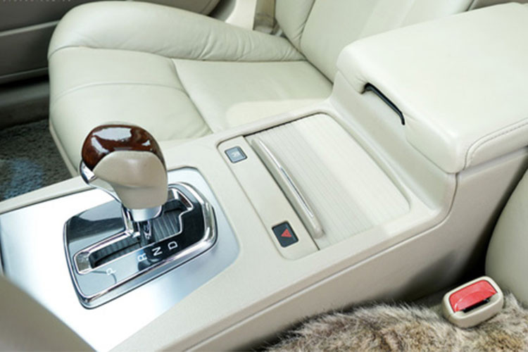 Xe sử dụng động cơ DOHC 24 van, V6 3.6L. Trang bị hộp số 6 cấp đi cùng hệ dẫn động 4 bánh toàn thời gian, đạt mức công suất tối đa 302 mã lực tại ngưỡng tua máy 6.300 vòng/phút. Trang bị an toàn gồm phanh ABS, các cảm biến thân và 8 túi khí bao gồm 2 túi khí trước, 2 túi khí rèm, 2 túi khí bên hông và 2 túi khí dành cho hành khách.