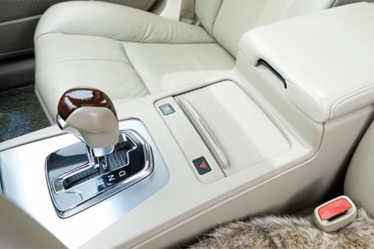 Xe sử dụng động cơ DOHC 24 van, V6 3.6L. Trang bị hộp số 6 cấp đi cùng hệ dẫn động 4 bánh toàn thời gian, đạt mức công suất tối đa 302 mã lực tại ngưỡng tua máy 6.300 vòng/phút. Trang bị an toàn gồm phanh ABS, các cảm biến thân và 8 túi khí bao gồm 2 túi khí trước, 2 túi khí rèm, 2 túi khí bên hông và 2 túi khí dành cho hành khách.