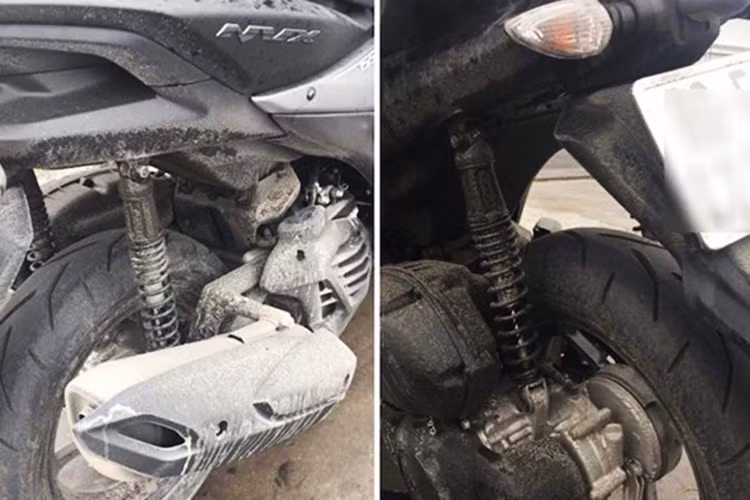 Các kỹ sư thiết kế cũng như các thợ sửa xe máy lâu năm đều có chung một nhận định về hiện tượng lò xo cọ xát vào ti giảm xóc trên NVX (và cả trên các mẫu xe khác nếu có) là do việc không cố định được vị trí hai đầu của lò xo trên giảm xóc. Chính vì vậy, trong quá trình vận hành, lò xo và ti giảm xóc di chuyển không đồng tâm dẫn đến việc lò xo cạ vào thành ti giảm xóc, phát ra tiếng động khó chịu.