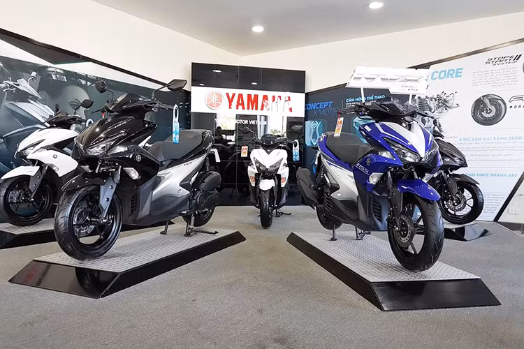 Sau những phản hồi của người tiêu dùng về hiện tượng giảm xóc sau của mẫu xe ga Yamaha NVX có "tiếng kêu và bị cong" trong quá trình vận hành, Yamaha Việt Nam đã có thư ngỏ chia sẻ về sự việc. Theo đó, hãng xe máy Nhật Bản khẳng định việc này hoàn toàn bình thường, không ảnh hưởng tới độ an toàn và vận hành của xe.