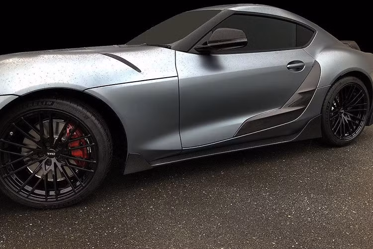 Ở xung quanh bodykit nguyên bản của chiếc xe, TRD đã gắn thêm các cánh gió khác nhau, cũng như nối dài cánh đuôi phía sau bằng nẹp ốp. Toàn bộ các chi tiết lắp thêm này đều được làm từ sợi carbon để không khiến trọng lượng của chiếc xe tăng lên quá nhiều.