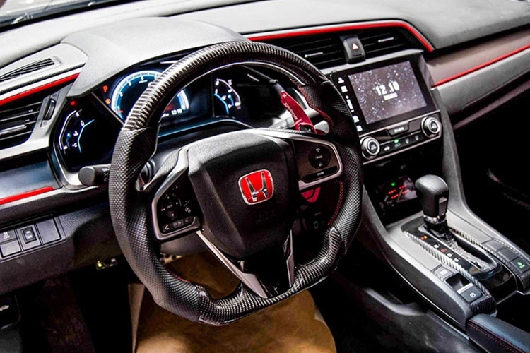 Về nội thất, chiếc xe này cũng đã được chủ nhân trang bộ vô lăng Civic Type R theo phong cách xe đua, vô lăng dạng 3 chấu ốp sợi carbon với logo Honda đỏ nổi bật, lẫy chuyển số dài hơn so với phiên bản thường.