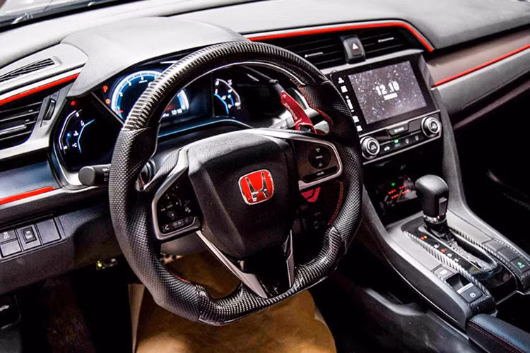 Về nội thất, chiếc xe này cũng đã được chủ nhân trang bộ vô lăng Civic Type R theo phong cách xe đua, vô lăng dạng 3 chấu ốp sợi carbon với logo Honda đỏ nổi bật, lẫy chuyển số dài hơn so với phiên bản thường.