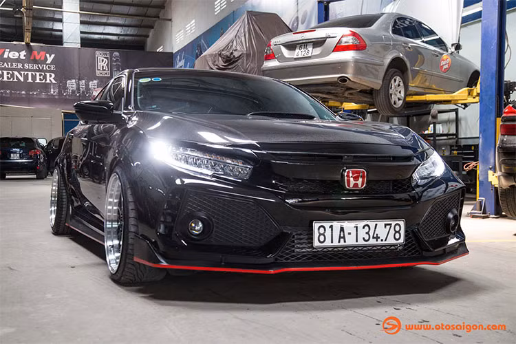 Được biết, toàn bộ chi phí để nâng cấp chiếc xe Honda Civic 1.5 Turbo 2017 này sau khi lên Honda Civic Type R 2018 (FK8) hết khoảng 20.000 USD (tương đương trên 450 triệu đồng), thời gian thi công mất 4 tháng.