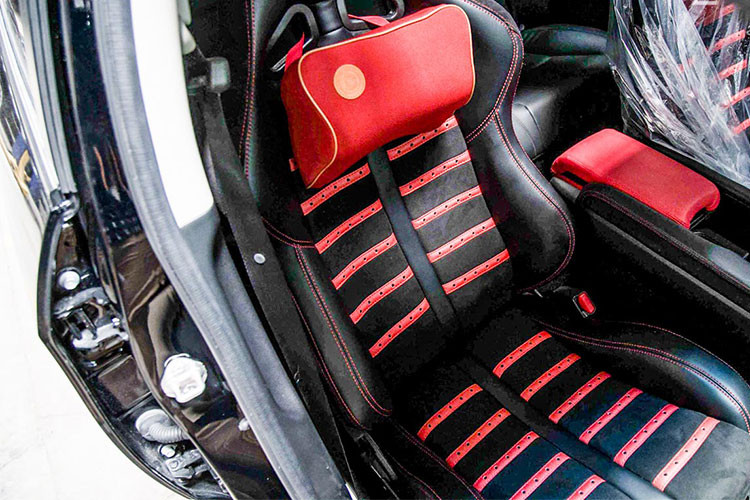 Ngoài ra xe còn sở hữu bộ ghế thể thao ôm sát người theo phong cách của siêu xe Ferrari. Toàn bộ nội thất được bọc lại với các chi tiết màu đỏ, đen theo kiểu thể thao nhưng vẫn "sẹc tông" với ngoại thất của chiếc xe.