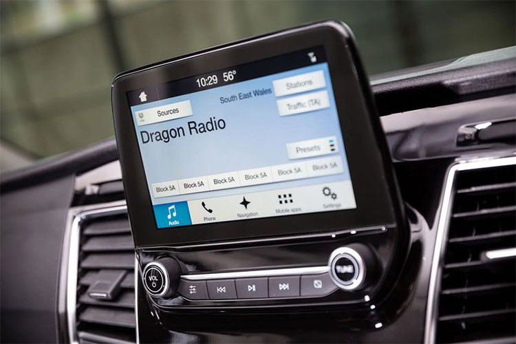 Chưa hết, chiếc xe van điều chỉnh còn được hưởng lợi từ hệ thống thông tin giải trí SYNC3 của nhà sản xuất ô tô với điều hướng vệ tinh, camera lùi … Cảm biến đỗ xe là tiêu chuẩn, bên cạnh đó còn có kính chắn gió tự sấy, ghế sưởi, bộ sạc 230V, đèn pha HID tích hợp DRLs.