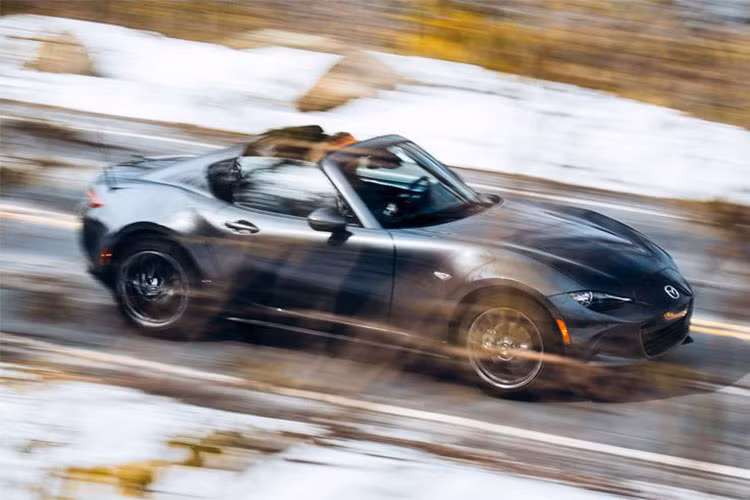 Khi được bán rộng rãi ra thị trường trong tháng sau, mức giá khởi điểm ở Nhật Bản của xe sẽ là từ 23.218 USD (tương đương 623 triệu đồng) cho bản MX-5 Miata 2019 tiêu chuẩn và leo lên 34.636 USD ( khoảng 939 triệu đồng) cho bản cao cấp nhất MX-5 Miata RF.