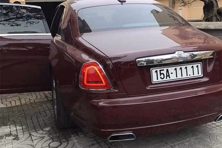 Hiện nay, Rolls-Royce Ghost đã phát triển lên phiên bản Series II (từ năm 2014), nhưng phiên bản đầu tiên sản xuất năm 2010 vẫn chứa đựng những giá trị to lớn của thương hiệu xe sang Anh quốc. Và thật bất ngờ khi mới đây, một trong những chiếc Ghost 2010 hiếm hoi tại Việt Nam đã được đưa lên sàn mua bán xe cũ.