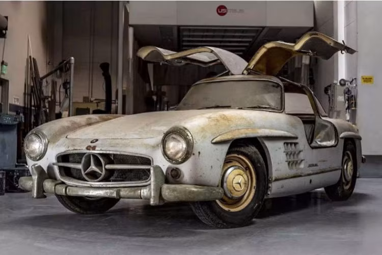 Trước đó, giá xe Mercedes-Benz Gullwings 300SL đời 1955 đã từng được đấu giá thành công với giá trị lên tới 4,2 triệu USD (tương đương 100 tỷ đồng) thông qua nhà đấu giá danh tiếng Barrett-Jackson. Chính vì vậy, đơn vị tổ chức cũng mong muốn Mercedes-Benz Gullwings 300SL đời 1954 sẽ đấu giá thành công với giá trị cao tương đương.