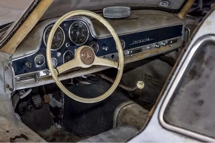 Chiếc xe thứ 2 được hãng xe sang Mercedes-Benz tiết lộ có số khung là 44 và nó cũng sẽ được khôi phục hoàn toàn gioongs như chiếc Gullwing 300SL từng được sản xuất vào năm 1954.