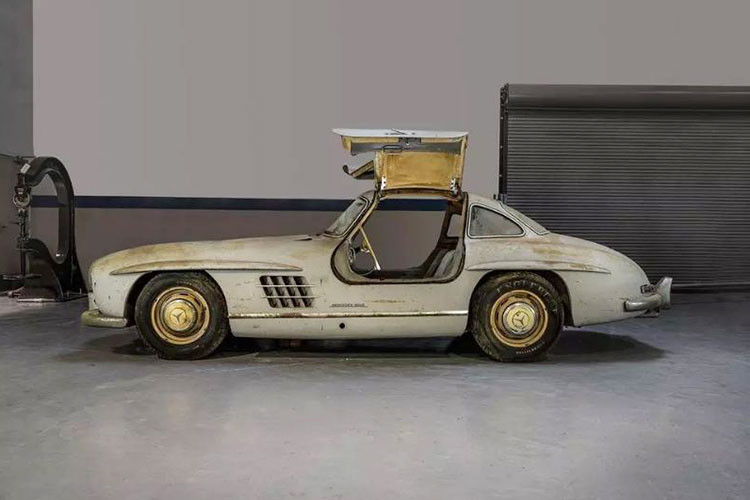 Nếu không biết về xe, nhìn lướt qua từ xa ít người chú ý vì nó giống một chiếc xe Mercedes-Benz đồng nát cũ kỹ. Tuy nhiên, là người am hiểu về xe, bạn sẽ thấy tất cả mọi thứ trên xe đều được coi là nguyên bản từ kính đến nội thất bọc da màu xám và hệ thống truyền động, bánh xe. Ngay cả lốp xe cũng là của nhiều thập kỷ trước.