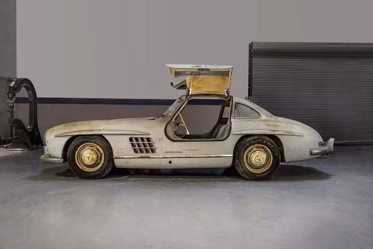 Nếu không biết về xe, nhìn lướt qua từ xa ít người chú ý vì nó giống một chiếc xe Mercedes-Benz đồng nát cũ kỹ. Tuy nhiên, là người am hiểu về xe, bạn sẽ thấy tất cả mọi thứ trên xe đều được coi là nguyên bản từ kính đến nội thất bọc da màu xám và hệ thống truyền động, bánh xe. Ngay cả lốp xe cũng là của nhiều thập kỷ trước.