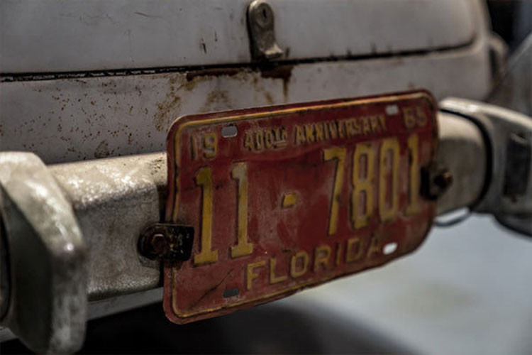 Thay đổi duy nhất của chiếc xe kể từ khi sản xuất là phần hoàn thiện thân xe. Mercedes-Benz Gullwings 300SL ban đầu được sơn màu xanh lam nhưng chủ nhân của nó quyết định sơn lại. Vào năm 1960, thân xe đã được chà nhám và sơn lót nhưng cho đến nay, vẫn chưa được sơn hoàn thiện.