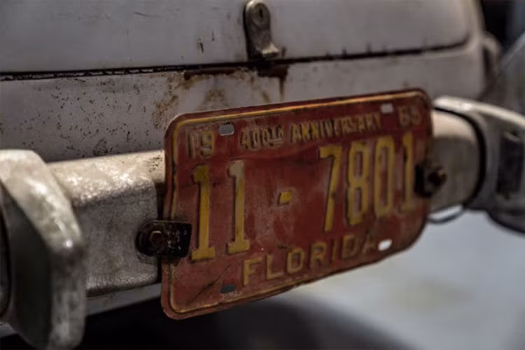 Thay đổi duy nhất của chiếc xe kể từ khi sản xuất là phần hoàn thiện thân xe. Mercedes-Benz Gullwings 300SL ban đầu được sơn màu xanh lam nhưng chủ nhân của nó quyết định sơn lại. Vào năm 1960, thân xe đã được chà nhám và sơn lót nhưng cho đến nay, vẫn chưa được sơn hoàn thiện.