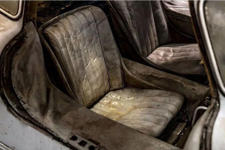 Xe có nhiều chi tiết đặc biệt được làm thủ công như cần số gooseneck, ống xả ba cánh huy hiệu ngôi sao và nắp van bằng sơn magie... Ngoài hai chiếc xe "hàng hiếm" đặc biệt này, Mercedes-Benz còn mang đến Amelia Island Concours 2018 chiếc Vision EQ và bản sao của chiếc xe cổ 300 SEL 6.8 AMG - chiếc xe du lịch sản xuất năm 1971.