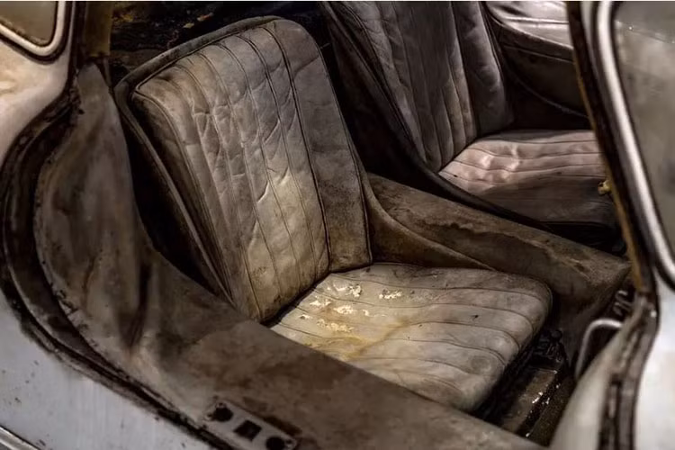 Xe có nhiều chi tiết đặc biệt được làm thủ công như cần số gooseneck, ống xả ba cánh huy hiệu ngôi sao và nắp van bằng sơn magie... Ngoài hai chiếc xe "hàng hiếm" đặc biệt này, Mercedes-Benz còn mang đến Amelia Island Concours 2018 chiếc Vision EQ và bản sao của chiếc xe cổ 300 SEL 6.8 AMG - chiếc xe du lịch sản xuất năm 1971.