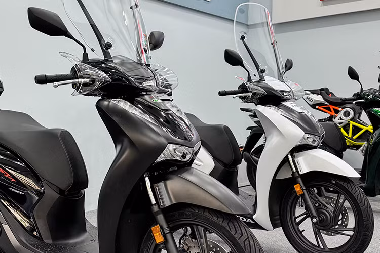 Dù có mức giá khá "đắt đỏ," Honda SH150i Sport Edition 2025 sở hữu thiết kế thể thao, các chi tiết độc quyền cùng khả năng vận hành mạnh mẽ, đáp ứng nhu cầu của nhóm khách hàng tìm kiếm sự độc đáo và đẳng cấp.