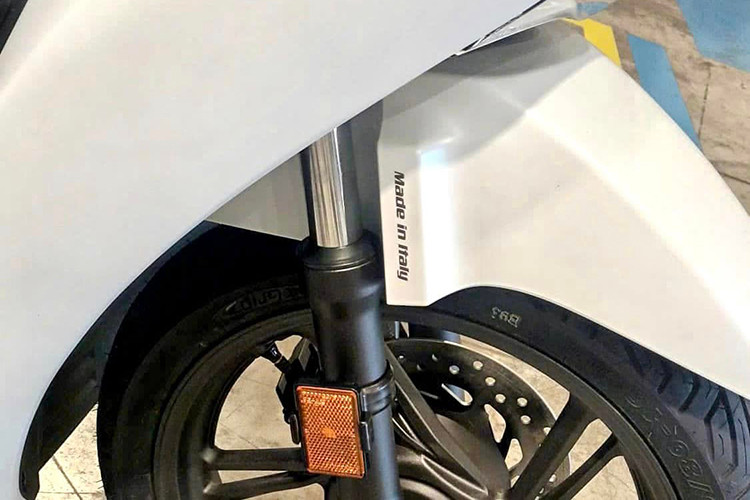 Hai bên sàn xe Honda SH150i Sport Edition 2025 mới về Việt Nam, khu vực để chân còn được bổ sung dòng chữ "Honda" phản quang, tăng thêm tính độc quyền cho phiên bản này.