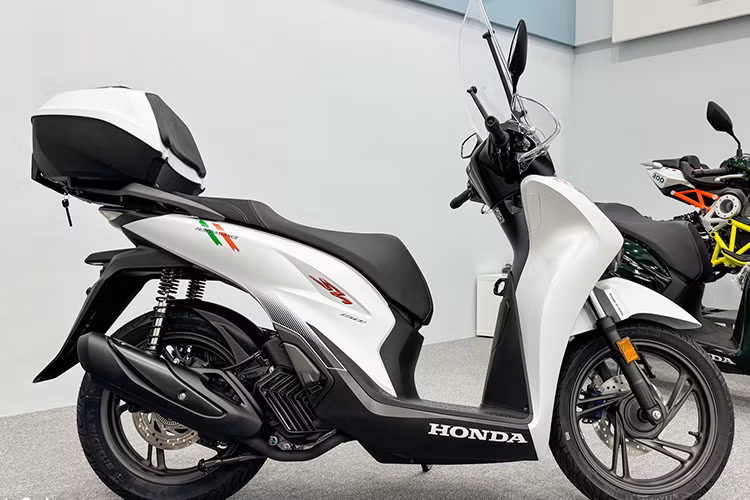 Động cơ SH150i Sport Edition đã được tối ưu hóa để đáp ứng tiêu chuẩn khí thải Euro 5+ tại thị trường châu Âu. Nhờ đó, mức tiêu thụ nhiên liệu cũng được cải thiện đáng kể, ở mức 2,18 lít/100 km.