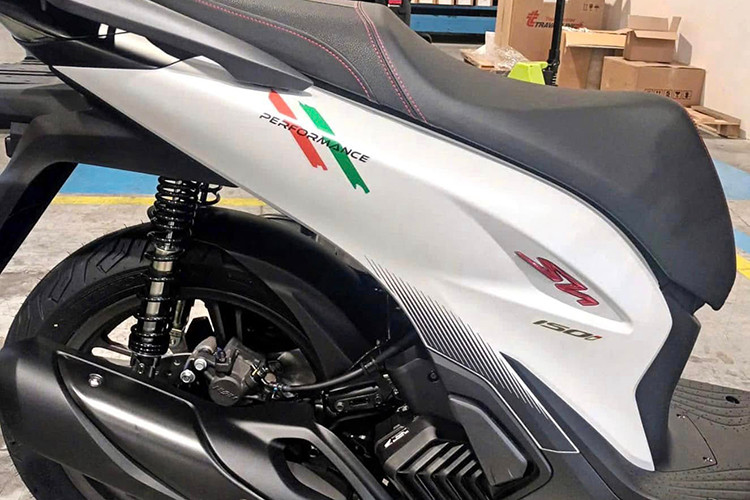 Ngoài ra, xe còn đi kèm bộ phụ kiện gồm kính chắn gió, thùng chứa đồ tích hợp tựa lưng phía sau và ốp bảo vệ tay lái, đáp ứng nhu cầu sử dụng đa dạng của người dùng.