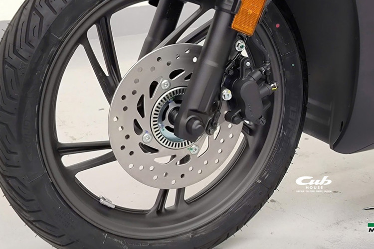 Honda SH150i Sport Edition 2025 sở hữu loạt trang bị hiện đại như hệ thống đèn full LED, màn hình đồng hồ LCD, chìa khóa thông minh Smart Key, cổng sạc USB, cốp chứa đồ rộng 28 lít, phanh ABS hai kênh, mâm đúc 16 inch và bộ lốp Michelin.