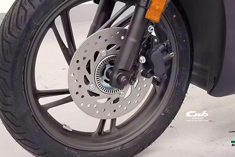 Honda SH150i Sport Edition 2025 sở hữu loạt trang bị hiện đại như hệ thống đèn full LED, màn hình đồng hồ LCD, chìa khóa thông minh Smart Key, cổng sạc USB, cốp chứa đồ rộng 28 lít, phanh ABS hai kênh, mâm đúc 16 inch và bộ lốp Michelin.