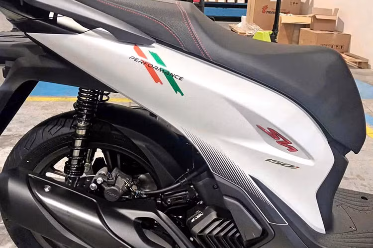 Ngoài ra, xe còn đi kèm bộ phụ kiện gồm kính chắn gió, thùng chứa đồ tích hợp tựa lưng phía sau và ốp bảo vệ tay lái, đáp ứng nhu cầu sử dụng đa dạng của người dùng.