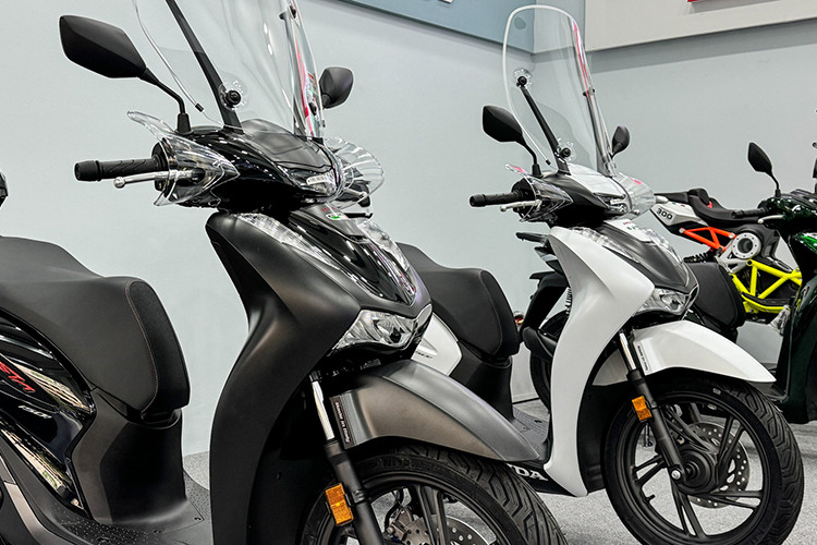 Dù có mức giá khá "đắt đỏ," Honda SH150i Sport Edition 2025 sở hữu thiết kế thể thao, các chi tiết độc quyền cùng khả năng vận hành mạnh mẽ, đáp ứng nhu cầu của nhóm khách hàng tìm kiếm sự độc đáo và đẳng cấp.