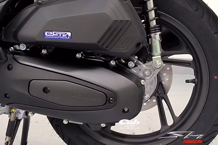 Mẫu xe Honda SH150i Sport Edition 2025 được trang bị động cơ eSP+ xi-lanh đơn, dung tích 150cc, làm mát bằng dung dịch và phun xăng điện tử, sản sinh công suất 16,6 mã lực và mô-men xoắn 14,9 Nm.
