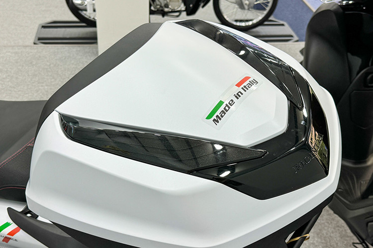 Phần yếm trước và hai bên thân xe nổi bật với dòng chữ "SH", "Sport Edition" cùng biểu tượng quốc kỳ Ý – một điểm nhấn làm tăng giá trị thẩm mỹ và thể hiện nguồn gốc nhập khẩu.