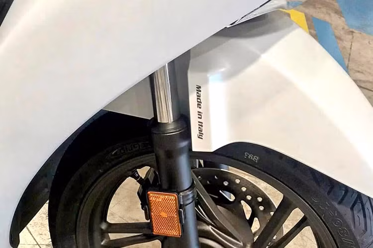 Hai bên sàn xe Honda SH150i Sport Edition 2025 mới về Việt Nam, khu vực để chân còn được bổ sung dòng chữ "Honda" phản quang, tăng thêm tính độc quyền cho phiên bản này.