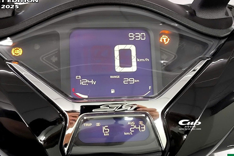 Mẫu xe ga Honda SH150i Sport Edition 2025 giữ nguyên thiết kế tổng thể đặc trưng của dòng SH nhưng tạo sự khác biệt với bộ tem thể thao và các chi tiết mang phong cách riêng.