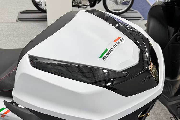 Phần yếm trước và hai bên thân xe nổi bật với dòng chữ "SH", "Sport Edition" cùng biểu tượng quốc kỳ Ý – một điểm nhấn làm tăng giá trị thẩm mỹ và thể hiện nguồn gốc nhập khẩu.