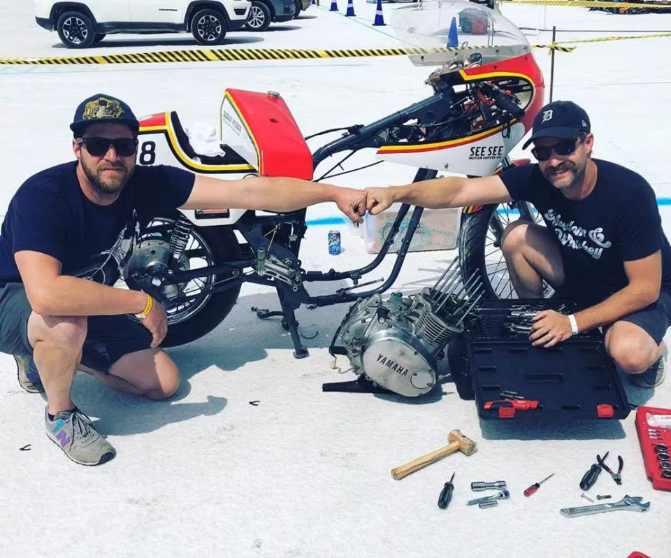 Bonneville Speedway là đường đua trên biển muối tại phía Tây Bắc Utah. Khu vực này là một phần còn lại của hồ Pleistocene Bonneville, bể muối lớn nhất trong tất cả các hồ nằm ở phía tây hồ Muối Lớn (Great Salt Lake). Dù kỷ lục đã bị phá vỡ, nhưng Sudden Wisdom vẫn là "ông trùm" cho đến khi một chiếc xe chạy bằng rượu khác vượt qua con số 181,8 km/h.