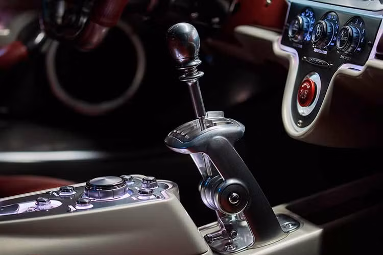 Utopia chỉ có một màn hình duy nhất giữa đồng hồ tốc độ cơ học và đồng hồ đo vòng tua máy. Bộ ghế thể thao ôm sát người lái được chế tác theo phong cách thập niên 1960. Tên viết tắt của của Horacio Pagani – nhà sáng lập hãng xe được thêu trên tựa đầu.