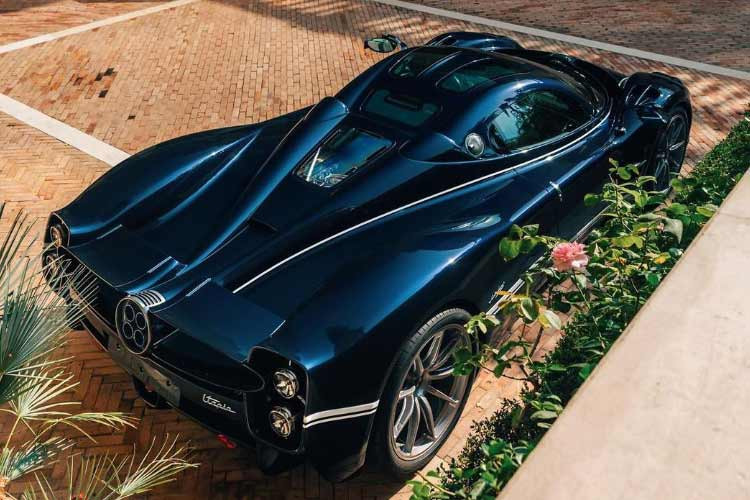 Được biết, siêu xe này chỉ được sản xuất giới hạn 99 chiếc trên toàn thế giới và hiện tại, tất cả số xe đã có chủ. Chiếc Pagani Utopia đầu tiên sở hữu ngoại thất màu xanh đậm cá tính, đi cùng những đường viền màu trắng trên nắp capo và thân xe.