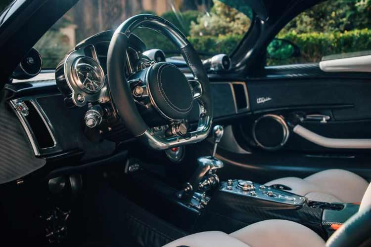 Về nội thất, khoang cabin của Pagani Utopia được thiết kế theo phong cách cổ điển với hàng loạt phím bấm và đồng hồ kim được mạ chrome bóng. Màn hình trung tâm đã được lược bỏ.