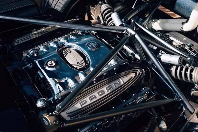 Siêu xe triệu đô sở hữu động cơ AMG V-12 6.0 lít, tăng áp kép, sản sinh công suất 864 mã lực và mô-men xoắn cực đại 1.100 Nm. Động cơ đi cùng với hộp số 7 cấp sang số tuần tự hoặc hộp số sàn 7 cấp.