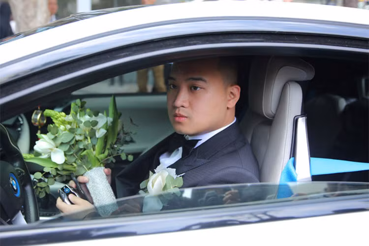 Trong đó, đáng chú ý nhất chính là chiếc siêu xe BMW i8 màu trắng được cặp đôi này chọn làm xe đưa dâu và do đích thân hôn phu của Diệp Lâm Anh tự tay cầm lái rước người đẹp này "về dinh". Ảnh: Ngôi Sao
