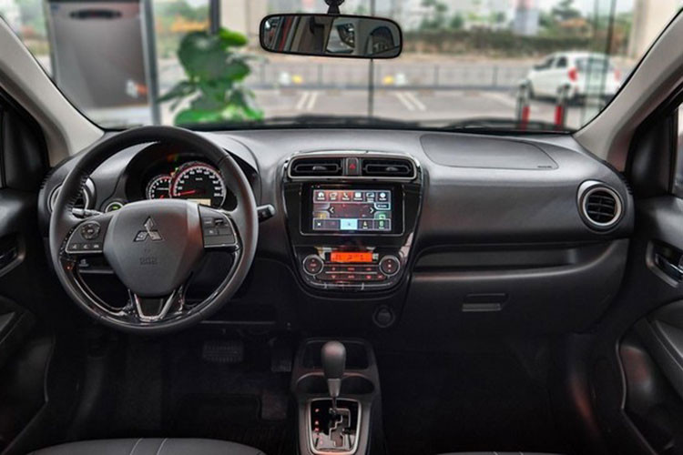 Không gian cabin của xe rất rộng rãi, nhất là hàng ghế sau. Xe được bổ sung nhiều trang bị hiện đại. Tuy nhiên, nếu các xe hạng B khác đều sử dụng động cơ 1.4L – 1.5L thì Mitsubishi Attrage chỉ dùng động cơ 1.2L. Điều này hiển nhiên sẽ khiến khả năng tăng tốc của Attrage hạn chế hơn.