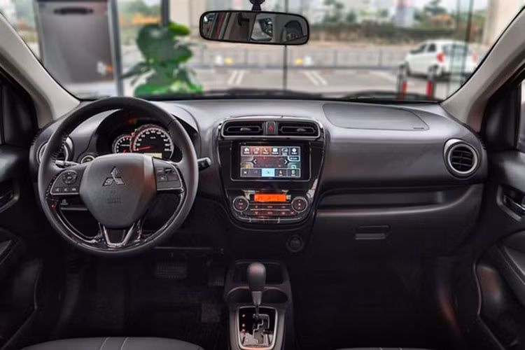 Không gian cabin của xe rất rộng rãi, nhất là hàng ghế sau. Xe được bổ sung nhiều trang bị hiện đại. Tuy nhiên, nếu các xe hạng B khác đều sử dụng động cơ 1.4L – 1.5L thì Mitsubishi Attrage chỉ dùng động cơ 1.2L. Điều này hiển nhiên sẽ khiến khả năng tăng tốc của Attrage hạn chế hơn.
